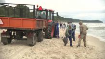 Bryłki parafiny na nadbałtyckich plażach. Trwa sprzątanie