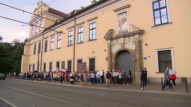 Protest przed krakowską kurią. "To, co zrobił pan Jędraszewski, jest karygodne. Kościół sieje nienawiść"