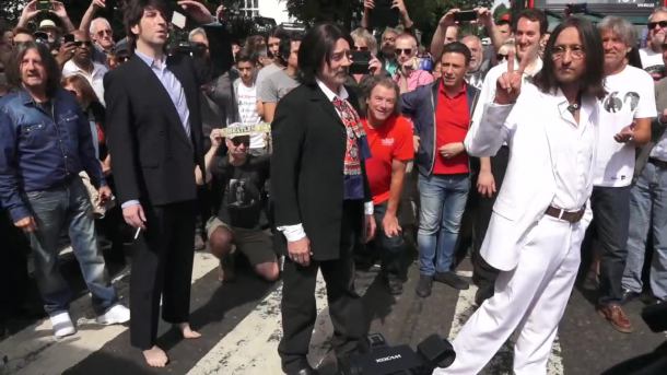 Setki fanów The Beatles uczciły 50. rocznicę powstania fotografii z okładki płyty "Abbey Road"