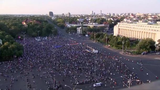 Antyrządowe protesty w Bukareszcie. Tysiące osób domagało się dymisji rządu