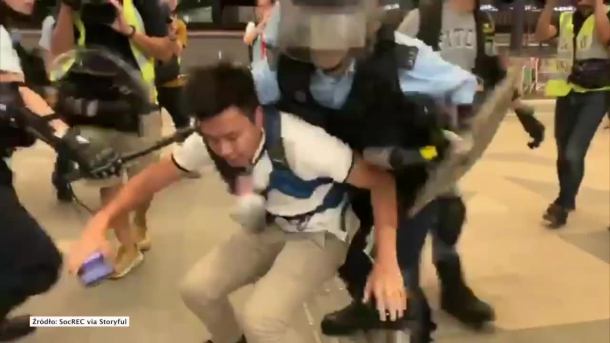 Brutalna interwencja policji na lotnisku w Hongkongu. Rozpoczęto usuwanie protestujących