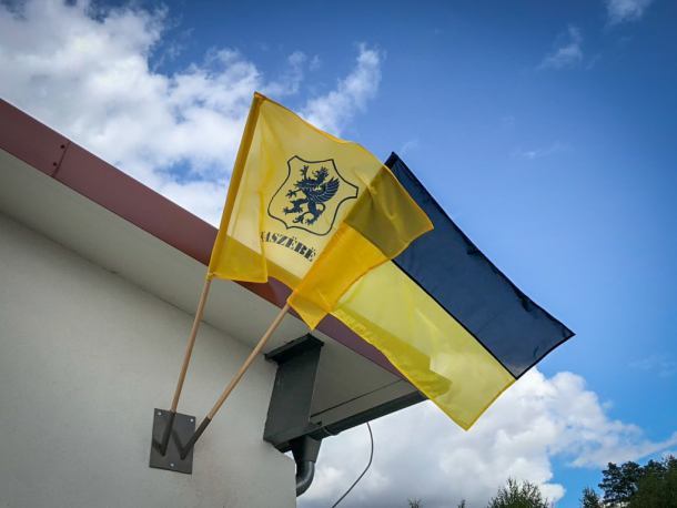 "Żyjemy na Kaszubach, więc nasze barwy powinny być widoczne". Dziś Święto Kaszubskiej Flagi