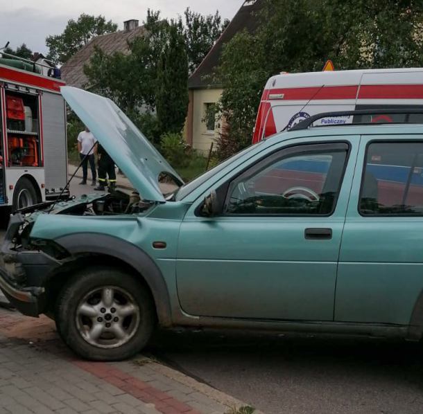 Zderzenie busa z terenówką w Sąpolnie, w gminie Przechlewo. Dwie osoby poszkodowane