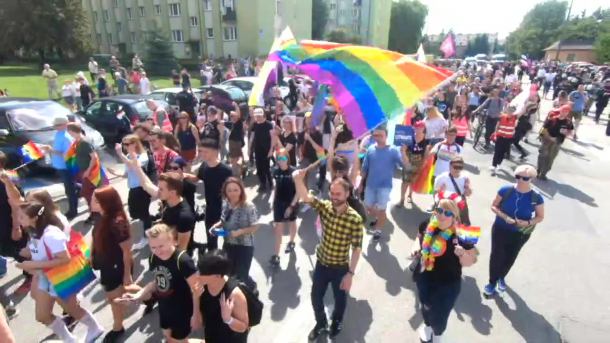 Pierwszy Marsz Równości w Radomsku. Kontrmanifestanci wznosili obraźliwe hasła i próbowali zablokować pochód