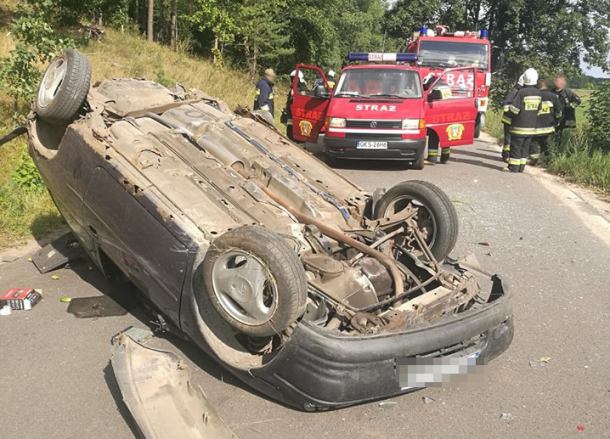 Opel uderzył w drzewo i dachował. Kierowca auta był pijany i nie posiadał uprawnień do kierowania