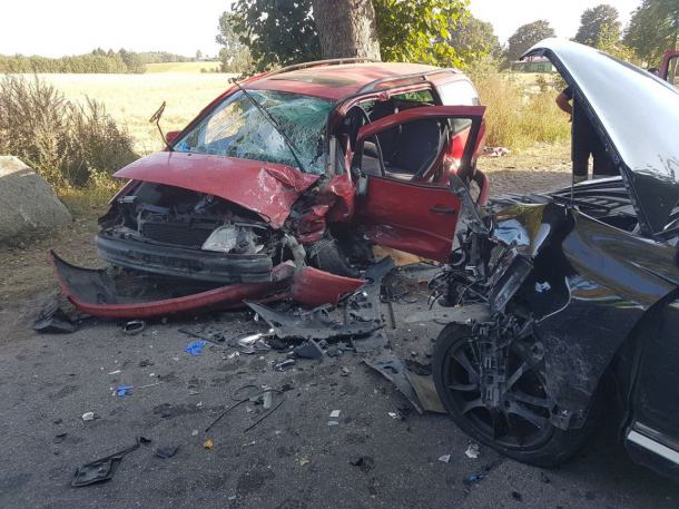 Trzy osoby ranne po zderzeniu dwóch samochodów osobowych w powiecie kościerskim (FOTO)