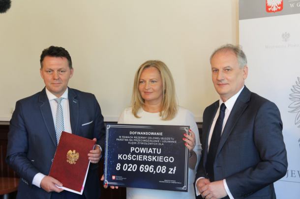 W kościerskim starostwie podpisano umowy na rządowe dofinansowanie remontów dróg