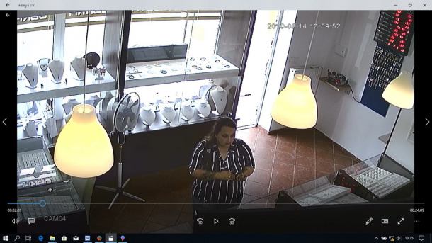 Człuchowska policja prosi o pomoc w ustaleniu sprawczyni kradzieży u jubilera