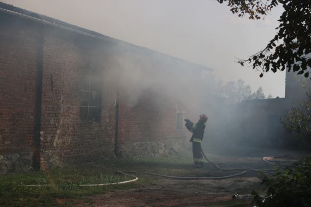 10 zastępów straży pożarnej gasiło pożar stodoły w Klawkowie (FOTO)