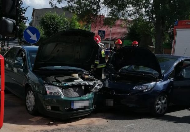 Zderzenie dwóch opli w Przechlewie. Jedna osoba trafiła do szpitala