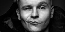 Rozśpiewany Hooligan wspomina Wakacje&acute;99. Patryk Kumór w Weekend FM
