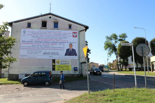 Mieszkańcy Bytowa i Człuchowa chcą usunięcia plakatów senatora Bonkowskiego. Jak mówią, przez "mowę nienawiści"