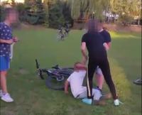"Dawaj go". Grupa dzieci z Klawkowa znęcała się nad 9-latkiem. Wszystko nagrywali telefonem kom&oacute;rkowym