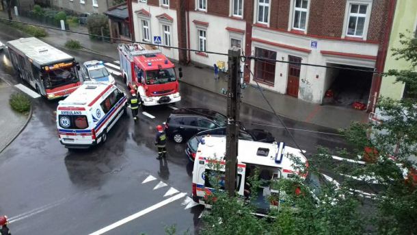 Kolizja dwóch samochodów osobowych na skrzyżowaniu w Chojnicach