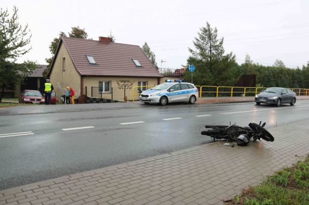Zderzenie osobówki z motorowerem w Pawłowie koło Chojnic