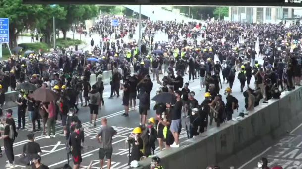 Starcia między policją i demonstrantami w Hongkongu. Demonstranci obrzucili funkcjonariuszy butelkami z benzyną