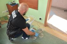 Człuchowscy policjanci zatrzymali mężczyznę, który przewoził dwa i pół kilograma narkotyków