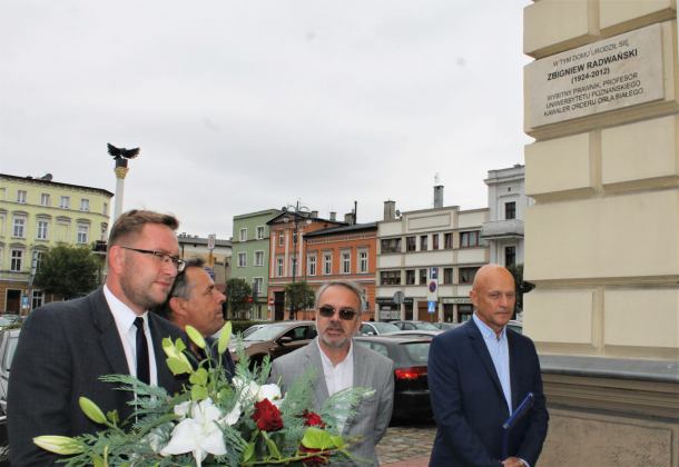 W Chojnicach odsłonięto tablicę pamiątkową na niewłaściwej kamienicy?