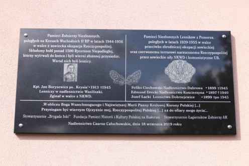 Na budynku Nadleśnictwa Czarne Człuchowskie zawisła tablica poświęcona żołnierzom niezłomnym i leśnikom z Pomorza