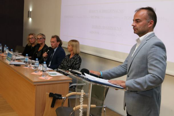 Samorządowcy, nauczyciele, uczniowie, rodzice i pracodawcy dyskutowali w Chojnicach o zmianach w edukacji