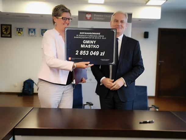 Sześć samorządów z terenu powiatu bytowskiego podpisało umowy na budowę dróg z rządowego programu (FOTO)