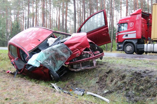 Zderzenie samochodu osobowego i ciężarówki na DK22. Kierująca toyotą trafiła do szpitala