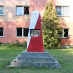 Obelisk nadal stoi w Bińczu, ale już bez kontrowersyjnej tablicy. fot. Wojciech Piepiorka