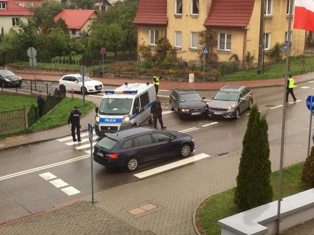 Stłuczka przed Komendą Powiatową Policji w Bytowie