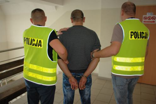 Mężczyzna z gminy Byt&oacute;w odpowie za posiadanie broni palnej, narkotyk&oacute;w i nielegalnej krajanki tytoniowej