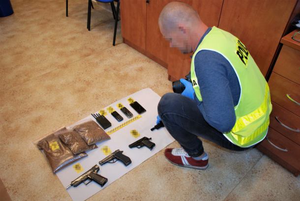 Mężczyzna z gminy Bytów odpowie za posiadanie broni palnej, narkotyków i nielegalnej krajanki tytoniowej
