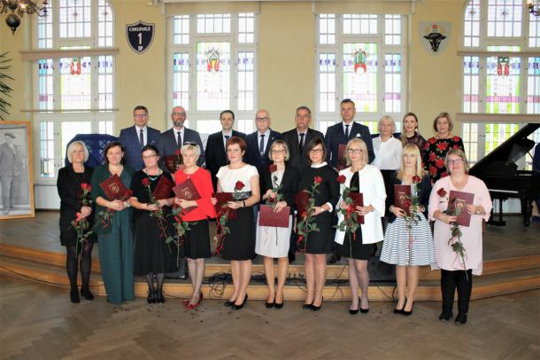 Dziesięciu nauczycieli chojnickich szkół podstawowych z nagrodami burmistrza Chojnic