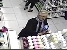 Policjanci z Człuchowa proszą o pomoc w ustaleniu tożsamości kobiety nagranej przez sklepowe kamery