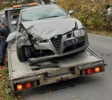 "Uderzyła w przydrożne drzewo". Kościerska policja wyjaśnia okoliczności wypadku w Starych Polaszkach