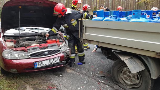 DW nr 235: ford mondeo najechał na tył forda transita. Jedna osoba poszkodowana