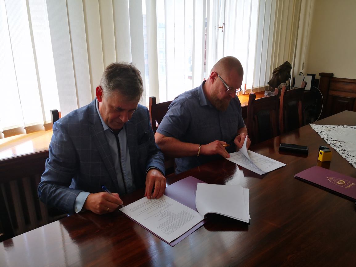 Podpisanie umowy na budowę ul. Czereśniowej i Winogronowej w Chojnicach 