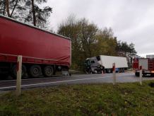 Wypadek z udziałem dwóch samochodów ciężarowych 