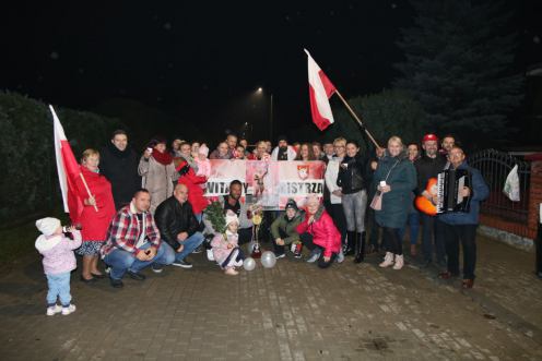 Człuch&oacute;w przywitał mistrza świata. Bliscy, znajomi i przyjaciele czekali pod domem Marcina "Marcela" Przyszlaka (FOTO)