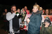 Człuchów przywitał mistrza świata. Bliscy, znajomi i przyjaciele czekali pod domem Marcina "Marcela" Przyszlaka (FOTO)