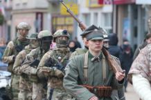 Od wojów Mieszka I do żołnierzy wojsk specjalnych. Narodowe Święto Niepodległości w Chojnicach z nowym wydarzeniem (FOTO)