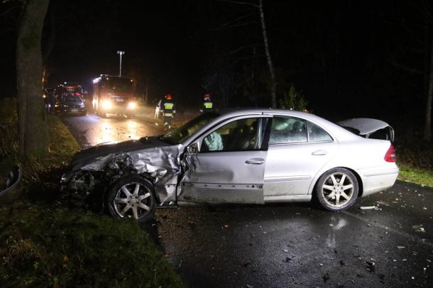 Zderzenie dwóch samochodów w Kiełpinku, koło Człuchowa. Dwie osoby poszkodowane