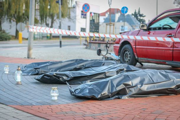Trzy worki na zwłoki obok rozbitego auta. Wstrząsająca instalacja w Chojnicach. "To szokuje, ale o to chodzi"