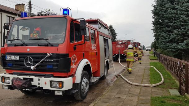 Sześć zastępów straży pożarnej walczyło z pożarem poddasza w Karsinie