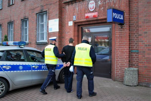 Tymczasowy areszt dla nożownika z Miastka. 19-latek odpowie za usiłowanie zabójstwa
