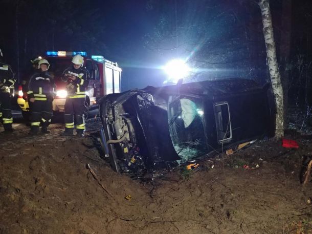 Wypadek na drodze Lubnia - Wiele. Osobówka dachowała i uderzyła w drzewo