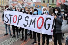 Kilkaset osób wzięło udział w dzisiejszym (22.11) proteście przeciwko zanieczyszczeniu powietrza w Chojnicach