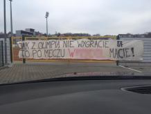 "Jak z Olimpią nie wygracie, to po meczu w... macie". Kibice Chojniczanki groźbą "mobilizują" piłkarzy