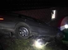 Powiat kościerski: samochód wypadł z drogi i uderzył w dom