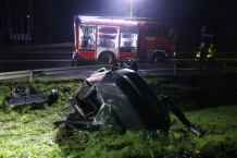 Dwaj mężczyźni ranni w wypadku w Chrząstowie. Samochód osobowy dachował w rowie (FOTO)