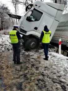 Zderzenie samochodu osobowego i ciężarówki na drodze wojewódzkiej nr 209