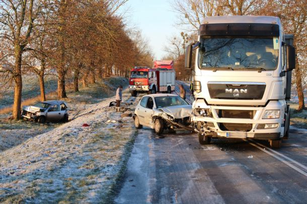 "Stara berlinka" w gminie Człuchów: zderzyły się dwa samochody osobowe i ciężarówka (FOTO)